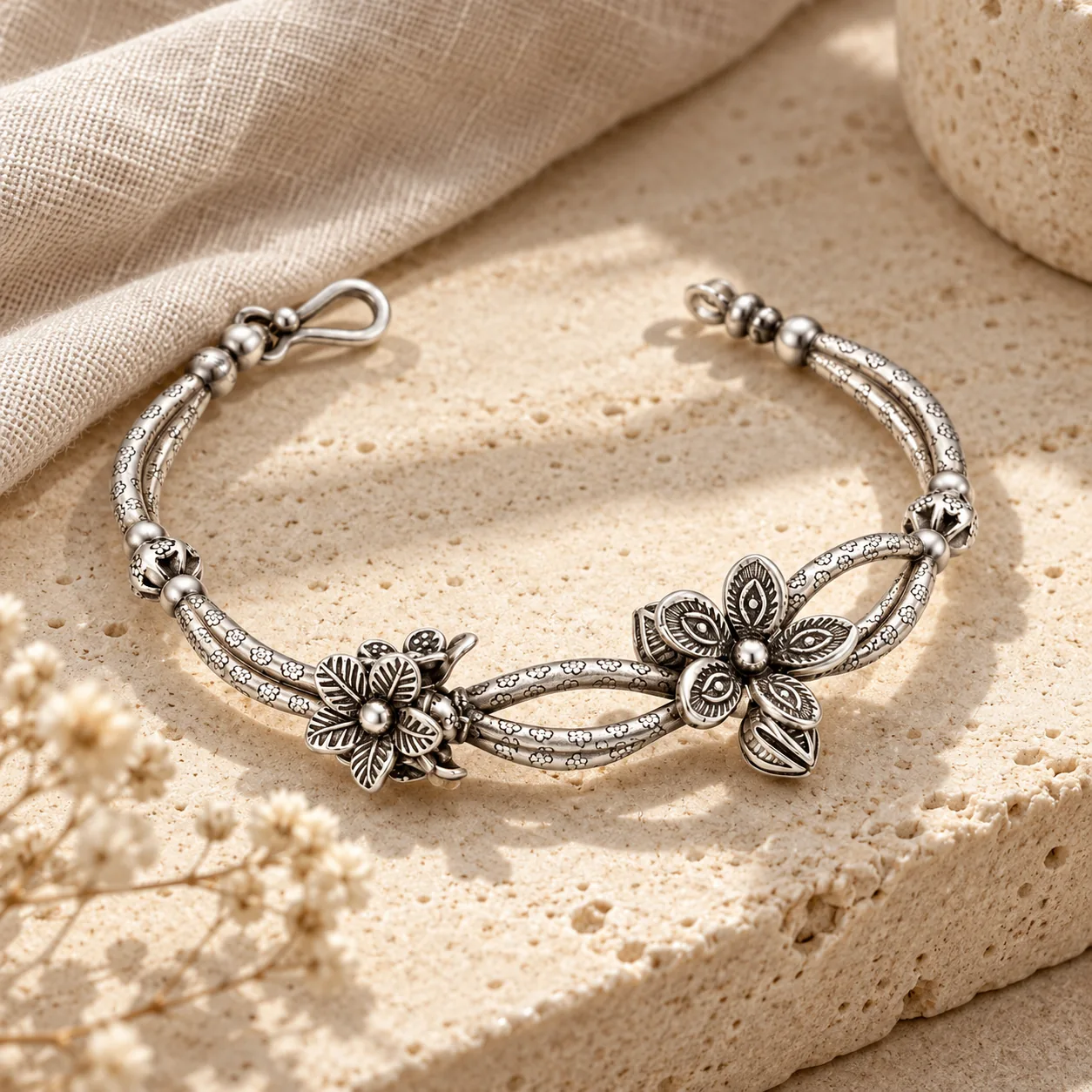 Vintage Triple-Flower Bracelet detail 5
