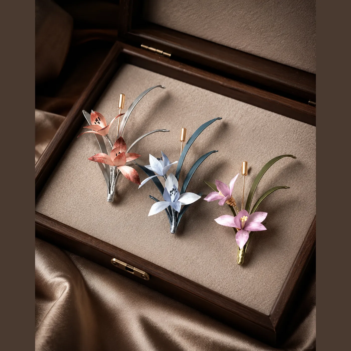 Three-Color Floral Spray Ronghua Brooch detail 3